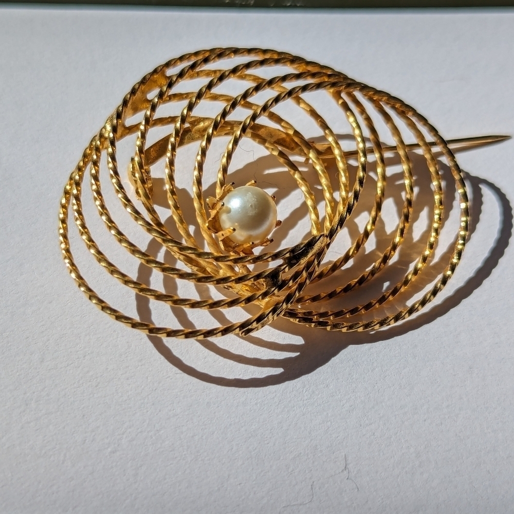 Vintage Goldtone Multi-ring Circles Faux Pearl Atomic Brooch Pin